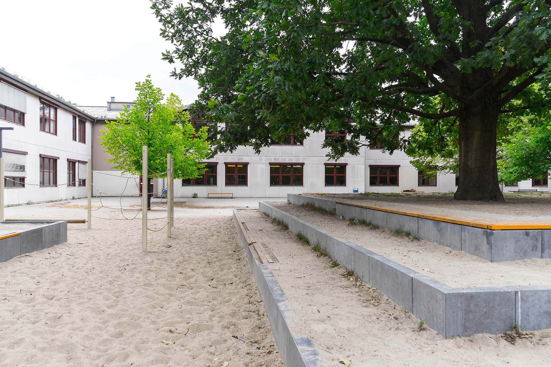Aziz-Nesin-Schule Hof unterm Baum