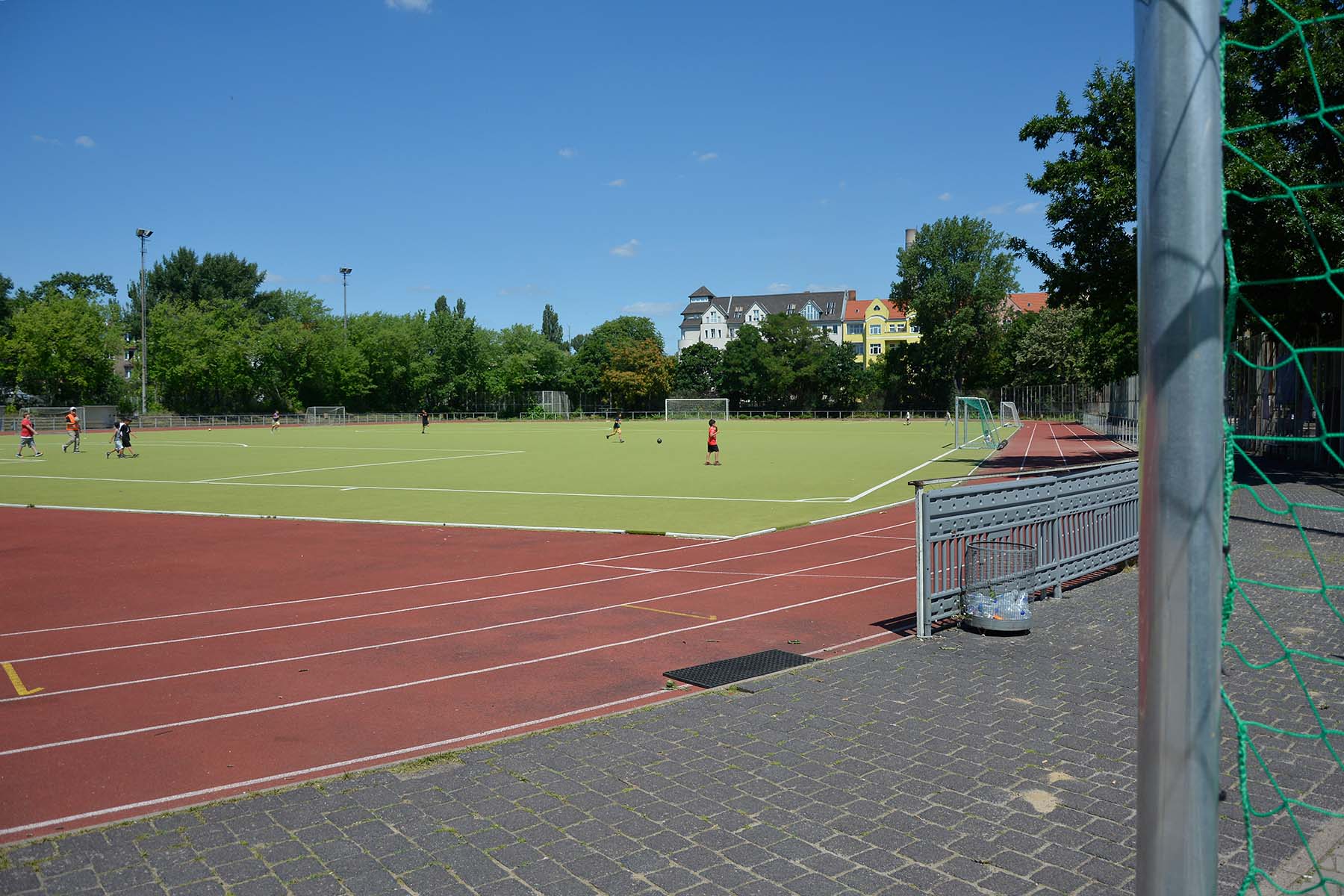 Sportplatz mit Tartanbahn Aziz-Nesin-Schule