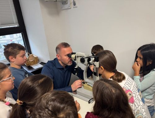 Die Klasse 3a besucht Augenarztpraxis